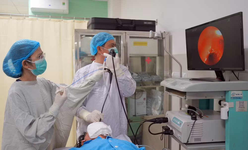 Medical workers examine a patient at Da Nang Hospital. (Photo published by VNA)