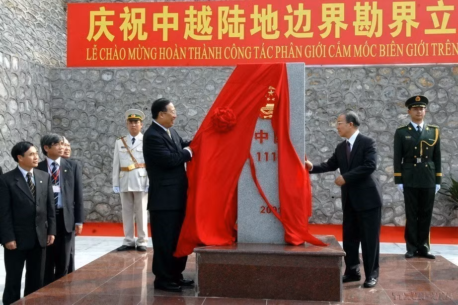 Deputy Prime Minister and Minister of Foreign Affairs Pham Gia Khiem and Chinese State Councillor Dai Bingguo cut the ribbon at Border Marker 1117 (on the Chinese side) during the ceremony marking the completion of the border demarcation and marker planting work between Vietnam and China (February 23, 2009). (Photo: VNA)