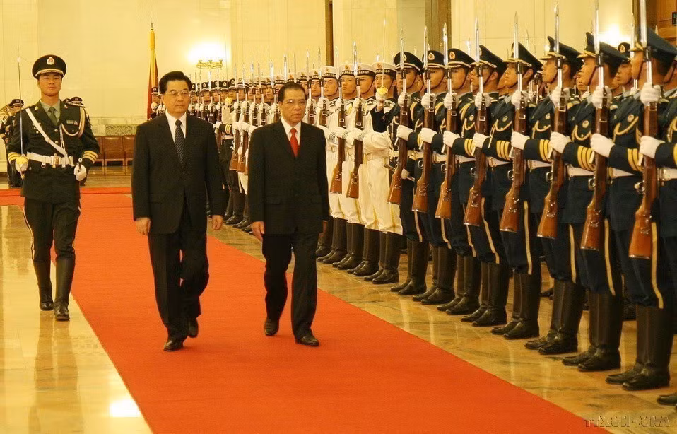 In May 2008, during General Secretary Nong Duc Manh's visit to China, the "comprehensive cooperation" between Vietnam and China was further deepened and elevated to a "comprehensive strategic cooperative partnership.") (Photo: VNA)