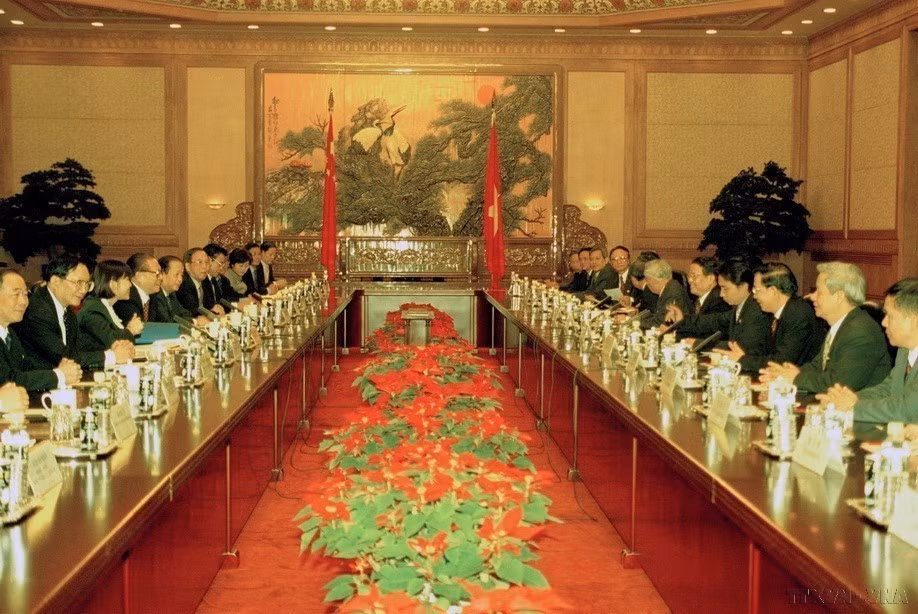 In December 2000, Vietnam and China signed the "Joint Declaration on Comprehensive Cooperation in the New Century," outlining specific measures to develop bilateral relations across all fields. In the photo: Chinese President Jiang Zemin holds talks with President Tran Duc Luong during the latter’s official visit to China (Beijing, December 25, 2000). (Photo: VNA)