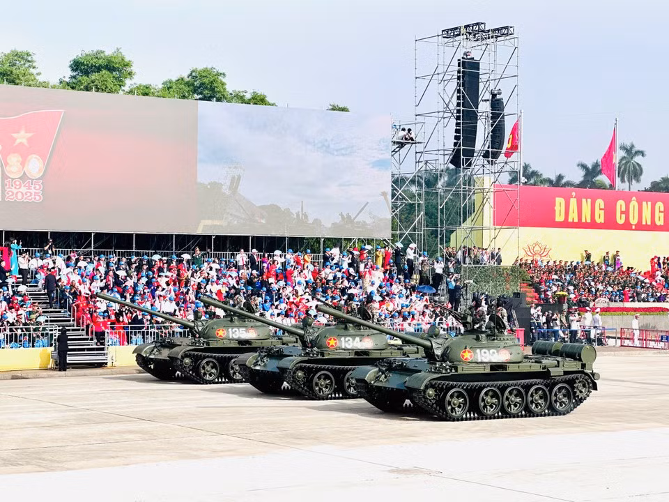 Artillery vehicles traverse Ba Dinh Square. (Photo: VietnamPlus)