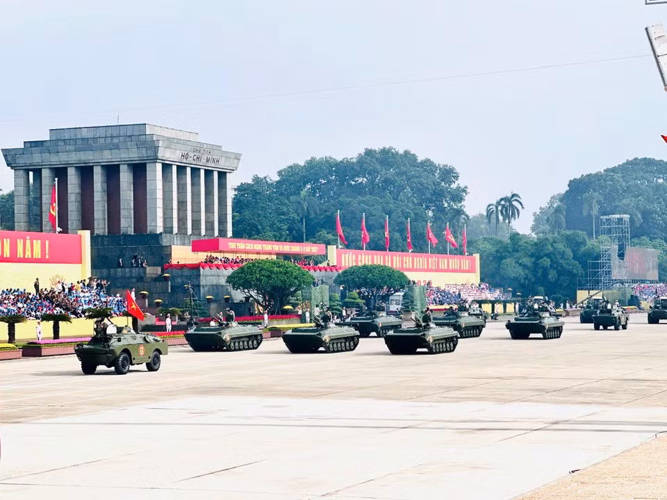 The artillery vehicles of the Vietnam People’s Army rumble across the square. (Photo: VietnamPlus)