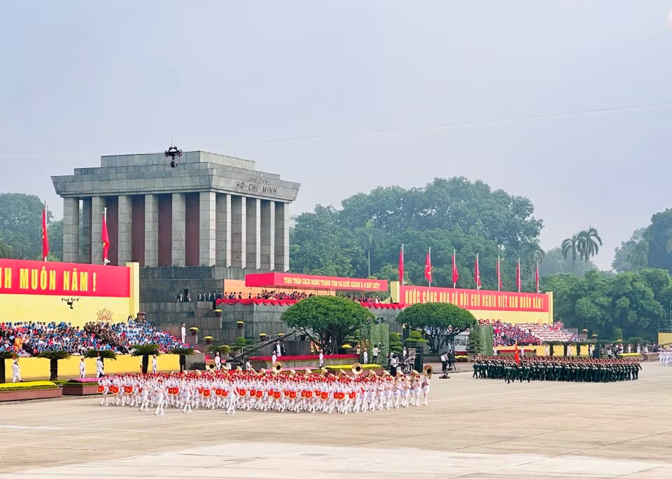 The female military band and the ground force officers advance toward the square. (Photo: VietnamPlus)
