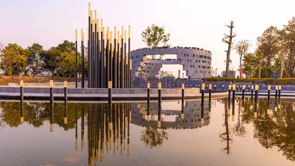 The memorial space includes a tranquil courtyard and a lake formed by concentric circles, symbolising concentration and inner peace before entering the spiritual space. (Photo: Vietnam+)