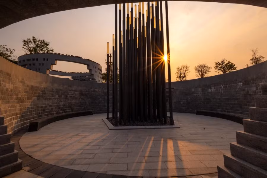 The crescent-shaped memorial lake represents the pupil in the eye of a fallen soldier. Fifty-six lights positioned at the centre represent the 56 days and nights of the fierce battles during the Dien Bien Phu Campaign. (Photo: Vietnam+)