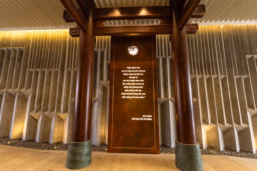 The space of worship in the main temple serves as a sacred bridge between the present life of humans and the divine realm, an invisible link connecting and harmonising the two realms of yin and yang. (Photo: Vietnam+)
