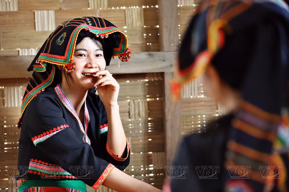 The beauty of young Cong girls in their traditional attire. (Photo: VNP/VNA)