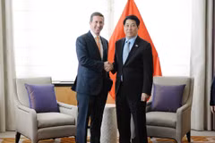 State President Luong Cuong (R) meets with Chief Executive Officer of Warburg Pincus Jeffrey David Perlman in New York on September 22 (local time). (Photo: VNA)