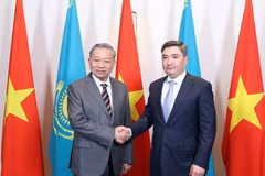 General Secretary of the Communist Party of Vietnam Central Committee To Lam (L) and Kazakh Prime Minister Olzhas Bektenov (Photo: VNA)