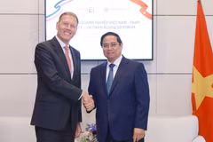 Prime Minister Pham Minh Chinh (R) and Wouter van Wersch, Executive Vice President International of Airbus (Photo: VNA)