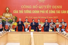 At the ceremony to announce and present decisions on appointment, transfer, and reception of leaders across eight ministries and institutions in Hanoi on September 4. (Photo: VNA)