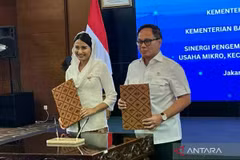 Deputy Minister of Trade, Dyah Roro Esti (left), and Deputy Minister of State-Owned Enterprises, Kartika Wirjoatmodjo, during the signing ceremony of a pact on micro, small, and medium enterprise development. (Photo: Antara)