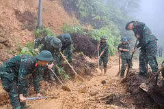 Lao Cai troops help residents recover from landslides
