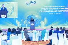 Prime Minister Pham Minh Chinh presides over a dialogue between leaders and the business community on public-private partnership for innovation and sustainability held in Hanoi on April 17. (Photo: VietnamPlus)