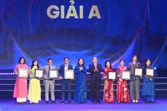 NA Chairman Tran Thanh Man (5th from right) and State Vice President Vo Thi Anh Xuan (5th from left) present the first prizes to excellent journalists. (Photo: VNA)