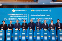 Party General Secretary To Lam (fifth from right) at the official announcement ceremony for Vietnam Airlines' direct route connecting Ho Chi Minh City and Bali resort island’s Denpasar on March 9. (Photo: VNA)
