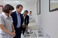 Director of the National Archives Centre III Tran Viet Hoa (left) and delegates watch the treasure trove of 150 documents (Photo: VietnamPlus)