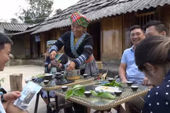 Traditional Mong ethnic costumes shine in Suoi Giang commune