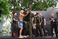 Zhang Yan Long of China (left) challenges Ha The Anh of Vietnam during their Face-off session on July 11 in Hanoi. (Photo courtesy of VMMAF) 