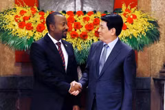 State President Luong Cuong (R) welcomes Ethiopian Prime Minister Abiy Ahmed Ali in Hanoi on April 16. (Photo: VNA)