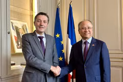 Ambassador Dinh Toan Thang (R) and Bertrand Gaume, Prefect of the Hauts-de-France region. (Photo: VNA)