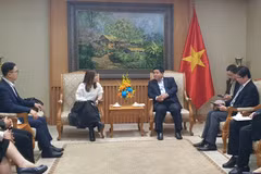 Deputy PM Nguyen Chi Dung (R) receives a delegation from the Southeast Asia Semiconductor Association in Hanoi on April 16. (Photo: VNA)