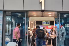 Vietnamese citizens enter the airport in Cairo (Egypt) to return home. (Photo: Vietnamese Embassy in Israel)