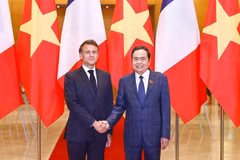 Vietnamese National Assembly Chairman Tran Thanh Man (R) and French President Emmanuel Macron (Photo: VNA)