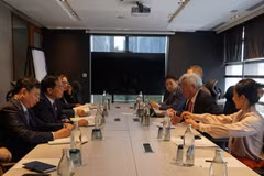 At the meeting between Vietnamese Deputy Prime Minister and Foreign Minister Bui Thanh Son and President and Chair of the Board of Directors of the Asian Infrastructure Investment Bank on May 26 (Photo: VNA)