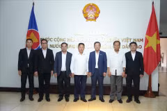 Ambassador Nguyen Minh Tam (third from right) and participants at the gathering (Photo: VNA)