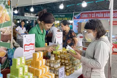 Shoppers at MM Mega Market (Photo: hanoimoi.vn)