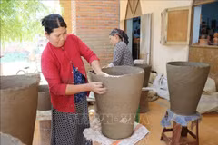 Workers produce pottery items at the Bau Truc Cham Pottery Cooperative in Phuoc Dan town, Ninh Phuoc district, Ninh Thuan province. (Photo: VNA)