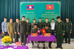 Representatives of the Pa Thom border guard station of Dien Bien province and Border Guard Company 119 of Laos’ Phongsaly province sign the document on the twinning relationship on May 26. (Photo: VNA)