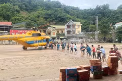 An Mi 171 helicopter of the air defence - air force service brings essential goods to flood-hit residents in Nghe An province. (Photo: VNA)