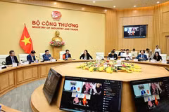 Vietnamese Minister of Industry and Trade Nguyen Hong Dien ̣(fourth from left) holds phone talks with US Trade Representative Jamieson L. Greer on April 23 evening. (Photo: VNA)