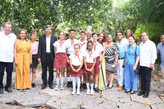 Vietnamese and Cuban delegates and the contest's winners (Photo: VNA)
