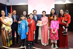 Prime Minister Pham Minh Chinh meets with the Vietnamese community in Estonia on June 7 morning. (Photo: VNA)