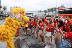Foreign visitors are welcomed at the Ha Long International Cruise Port. (Photo: VNA)