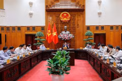 At the meeting of permanent Government members in Hanoi on May 24. (Photo: VNA)