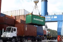 Trade promotion and market diversification must be enhanced to maintain two-digit export revenue growth. (Photo: VietnamPlus)