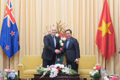 Chairman of the Ho Chi Minh City People’s Committee Nguyen Van Duoc (R) meets with New Zealand Prime Minister Christopher Luxon on February 28. (Photo: VNA)