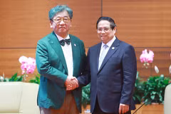 Prime Minister Pham Minh Chinh (R) hosts a reception for GGGI Director-General Sang-Hyup Kim in Hanoi on April 17. (Photo: VNA)