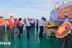The delegation commemorate the heroes and martyrs who sacrificed their lives to defend national sovereignty. (Photo: VNA)