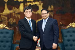 Prime Minister Pham Minh Chinh (R) receives Chinese Minister of Veterans Affairs Pei Jinjia on April 28. (Photo: VNA)