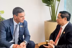 Prime Minister Pham Minh Chinh (R) meets with Spanish Prime Minister Pedro Sanchez on the sidelines of the G20 Summit in Brazil in 2024. (Photo: VGP)