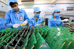 Electronic components are manufactured at the Central Power Electronic Measurement Equipment Manufacturing Center in Da Nang city. (Photo: VNA) 