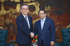 Prime Minister Pham Minh Chinh (R) hosts a reception for Korean Minister of Foreign Affairs Cho Tae-yul in Hanoi on April 16. (Photo: VNA)