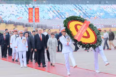 First Secretary of the Communist Party of Cuba Central Committee and President of Cuba Miguel Díaz-Canel Bermúdez and his spouse Lis Cuesta Peraza pay tribute to President Ho Chi Minh on September 1. (Photo: VNA)