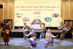 At the friendship exchange held in Hanoi on April 26 to celebrate the traditional New Year festivals of several Asian countries (Photo: VNA)