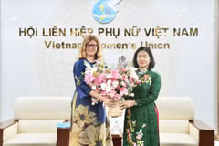 Vice President of the Vietnam Fatherland Front (VFF) Central Committee and Chairwoman of the Vietnam Women’s Union Nguyen Thi Tuyen (R) and UNICEF Representative in Vietnam Silvia Danailov at their meeting on October 3. (Photo: phunuvietnam.vn)